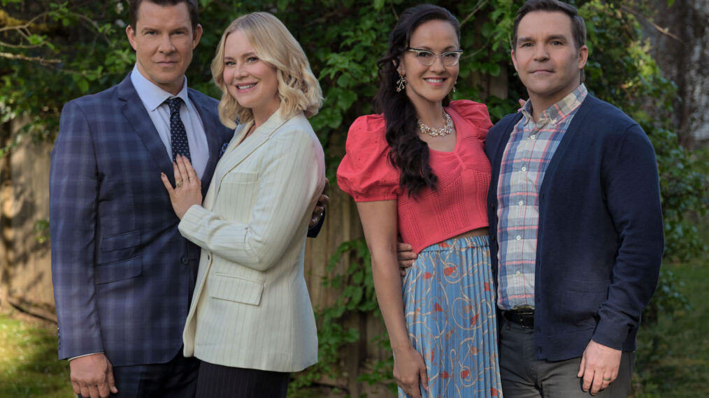 Eric Mabius, Kristin Booth, Geoff Gustafson, Yan-Kay Crystal Lowe dans « Signé, scellé, livré : une histoire de trois lettres »