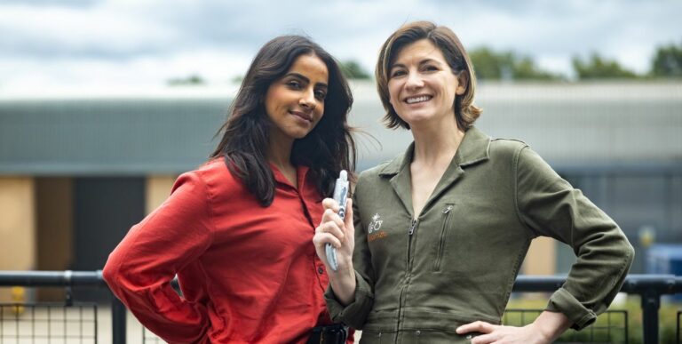 Jodie Whittaker et Mandip Gill font le retour de Doctor Who
