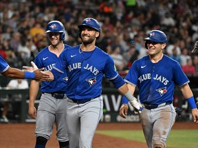 Kevin Kiermaier des Blue Jays de Toronto célèbre avec ses coéquipiers après avoir frappé un coup de circuit en grand chelem contre les Diamondbacks de l'Arizona lors de la quatrième manche au Chase Field le 14 juillet 2024 à Phoenix, Arizona.