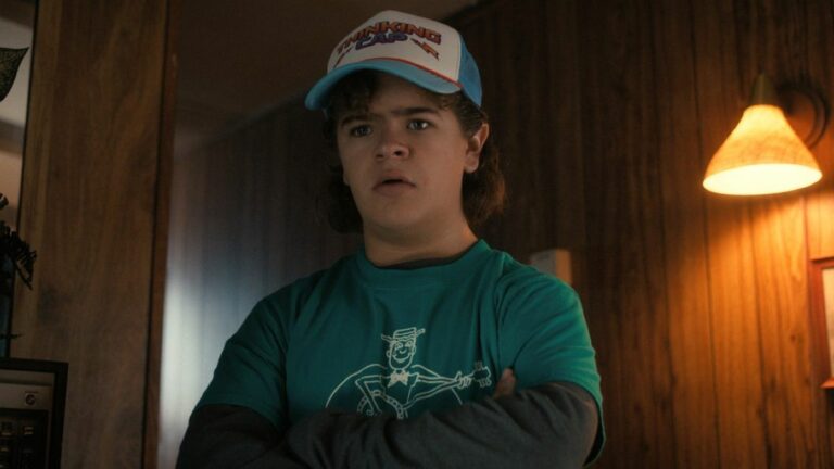 Une nouvelle vidéo de la saison 5 de Stranger Things semble répondre à une question importante sur Dustin et d'autres adolescents après la mort d'Eddie
