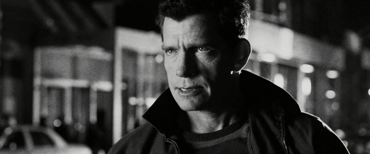 Un flashback en noir et blanc de Flint Marko (Thomas Hayden Church) avant qu'il n'assassine l'oncle de Peter Parker, Ben, dans Spider-Man 3