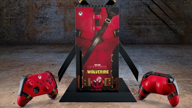 Cette Xbox spéciale Deadpool et Wolverine est livrée avec des katanas et des manettes Booty-ful
