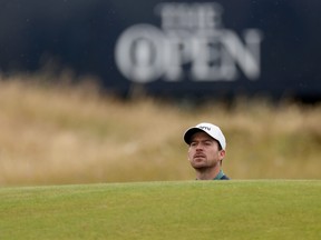 Nick Taylor du Canada se prépare à jouer un coup de bunker sur le 14e trou lors d'une ronde d'entraînement avant le 152e championnat Open à Royal Troon.