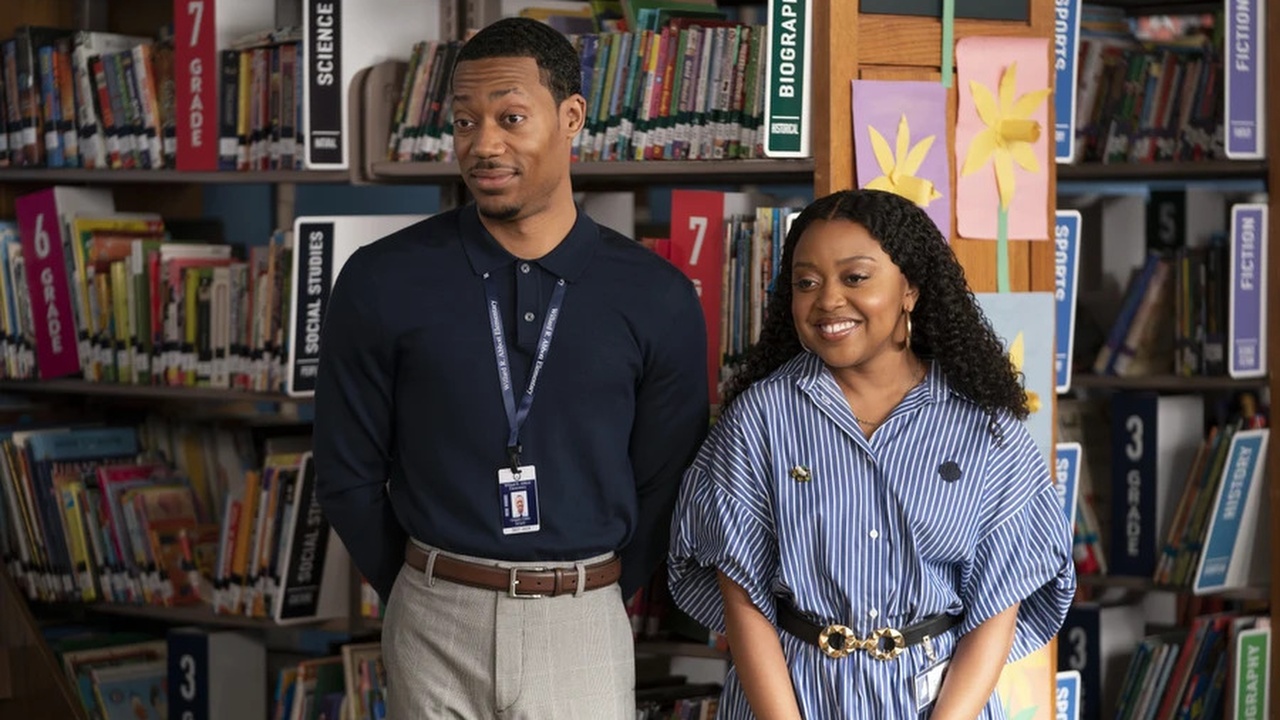 Tyler James Williams et Quinta Brunson dans un décor de bibliothèque dans la saison 3 d'Abbott Elementary