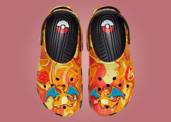 Deux Crocs Charizard orange vif côte à côte, vus du haut