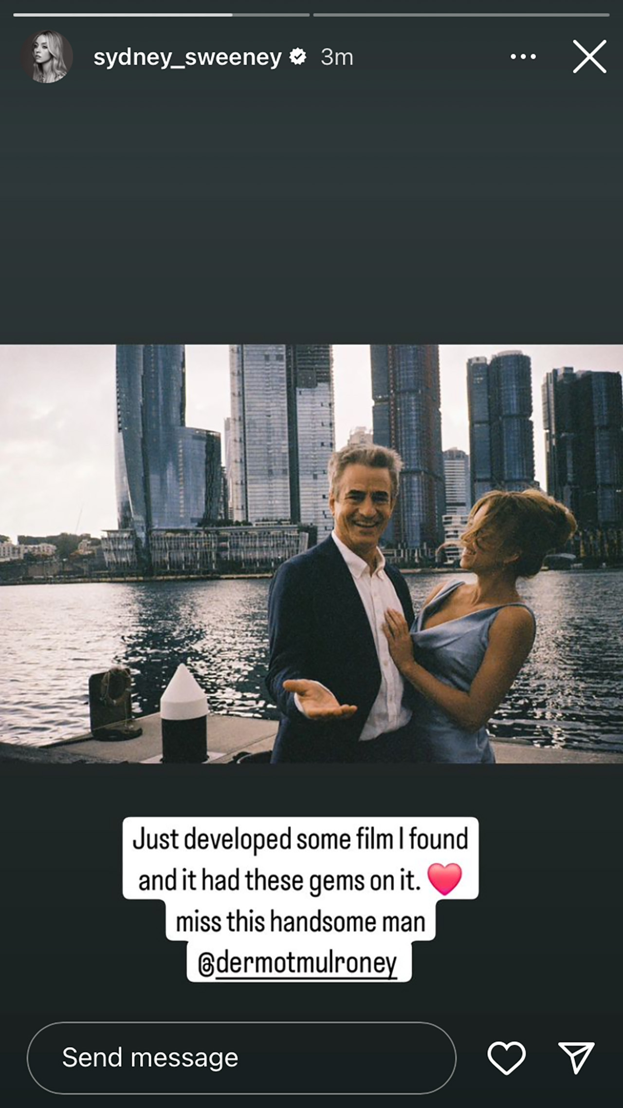 Les photos du film BTS de Sydney Sweeney avec Dermot Mulroney dans Anyone but You