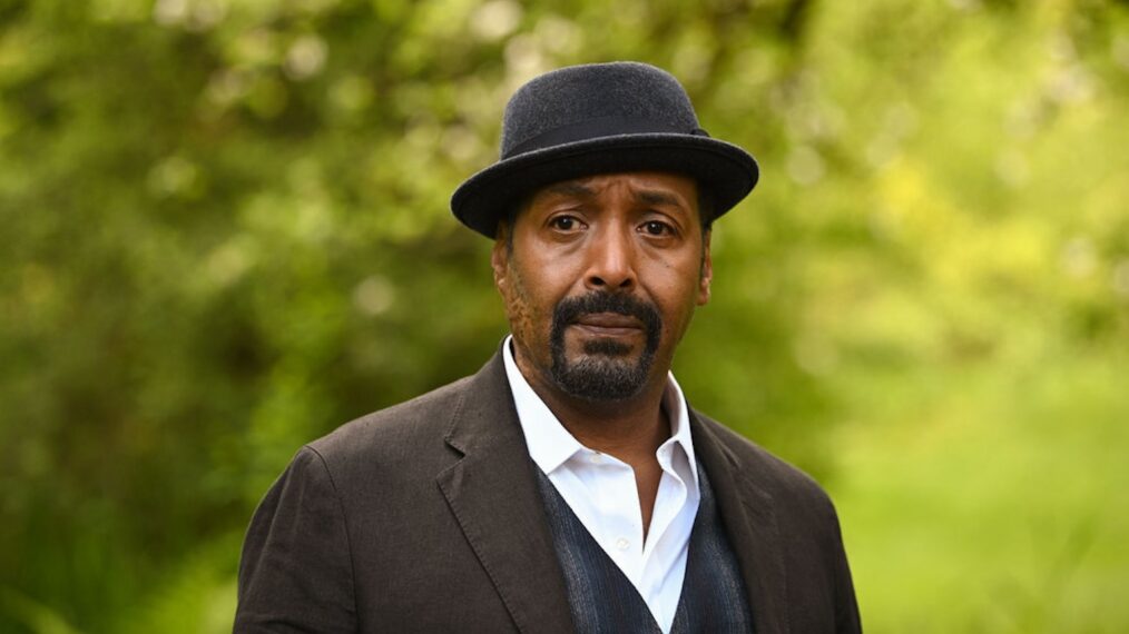 Jesse L. Martin dans le rôle d'Alex Mercer dans « L'Irrationnel »