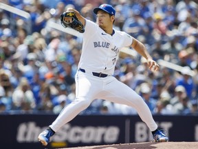 Le lanceur partant des Blue Jays, Yusei Kikuchi, lance vers la plaque lors de la première manche de la MLB contre les Tigers au Rogers Centre à Toronto, le samedi 20 juillet 2024.