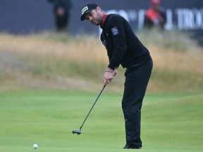 Corey Conners putt sur le 18e green le troisième jour du 152e championnat de golf britannique Open à Royal Troon sur la côte sud-ouest de l'Écosse, le samedi 20 juillet 2024.