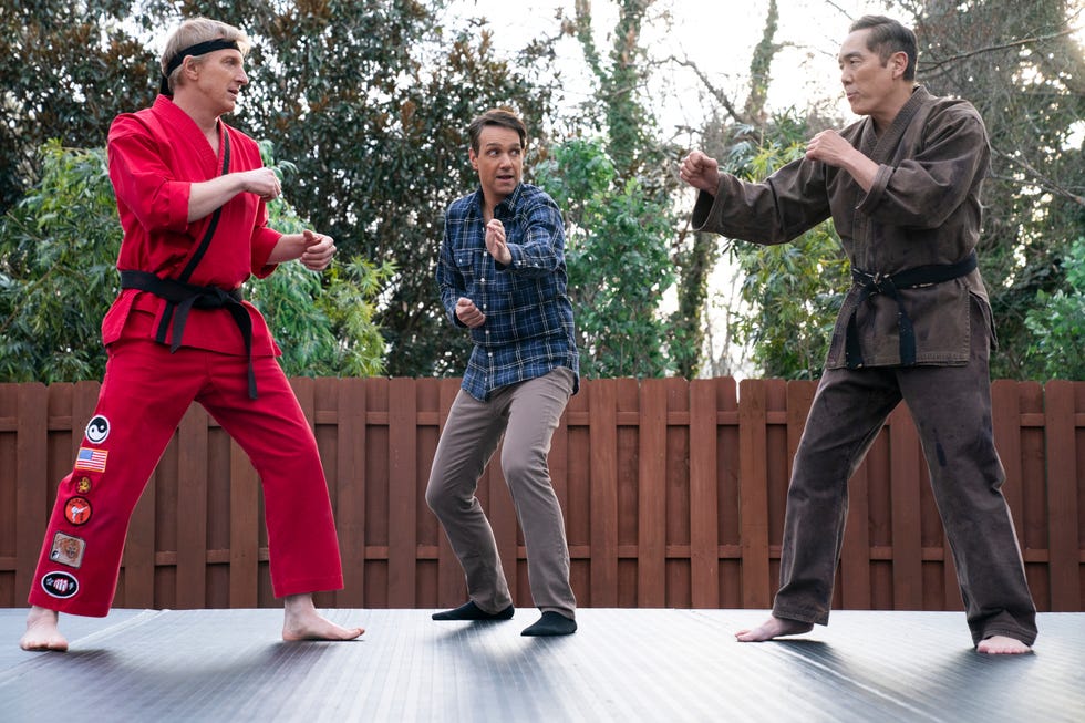 William Zabka dans le rôle de Johnny Lawrence, Ralph Macchio dans le rôle de Daniel Larusso, Yuji Okumoto dans le rôle de l'élu dans Cobra Kai