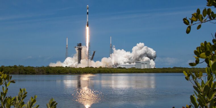 La fusée Falcon 9 pourrait reprendre son vol dès mardi soir