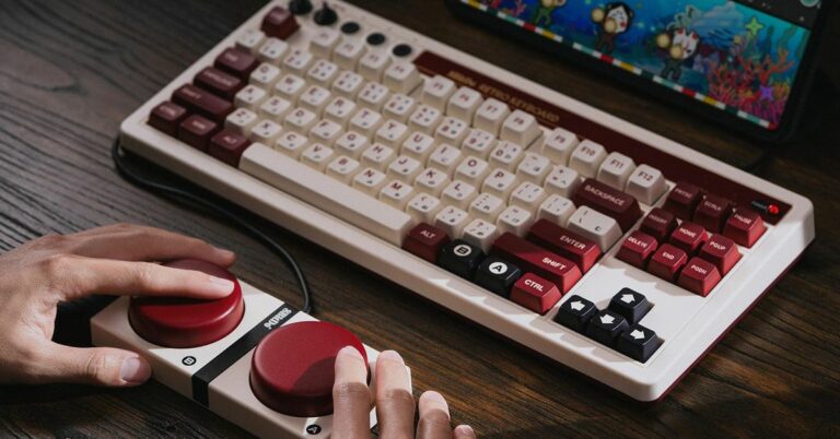 Le clavier inspiré de la Famicom de 8BitDo est en vente à son prix le plus bas à ce jour
