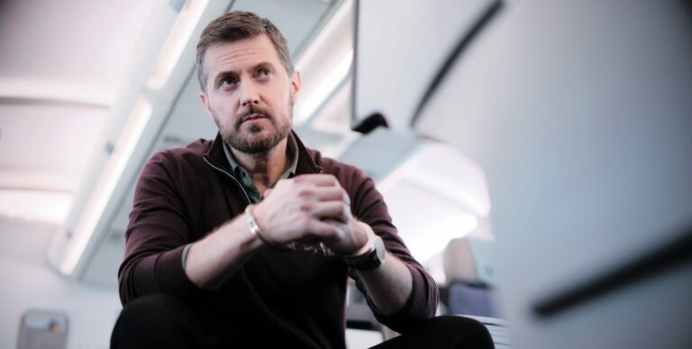 La date de sortie du nouveau thriller de Richard Armitage est confirmée

