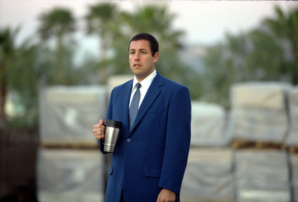 Adam Sandler en costume bleu dans Punch-Drunk l=Love