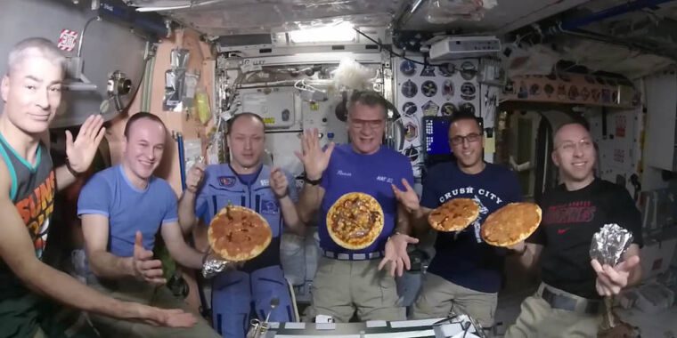 Les astronautes trouvent leurs goûts émoussés, et une ISS en réalité virtuelle laisse entrevoir pourquoi