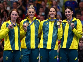 Les médaillées d'or, Mollie O'Callaghan, Shayna Jack, Emma McKeon et Meg Harris de l'équipe australienne posent avec leurs médailles