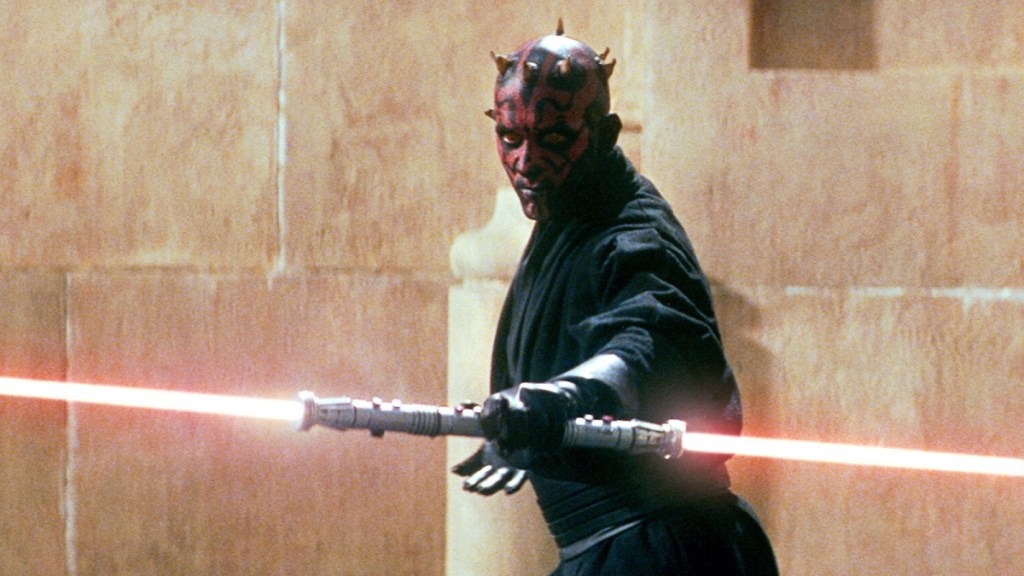 Dark Maul allume son sabre laser à double lame dans Star Wars : La Menace Fantôme