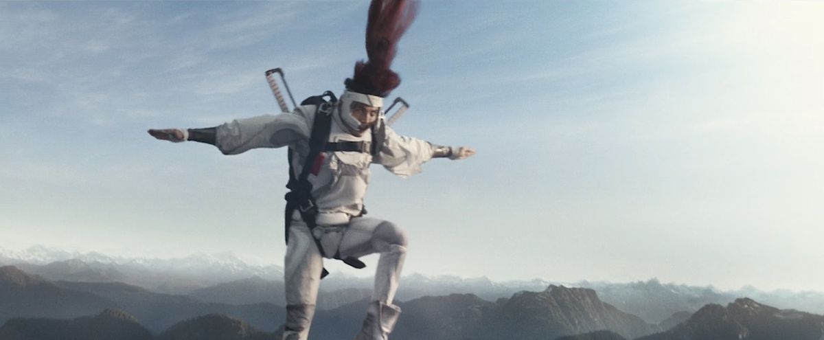 Shatterstar (Lewis Tan) saute d'un avion dans un flou de mouvement lors d'une scène d'action dans Deadpool 2