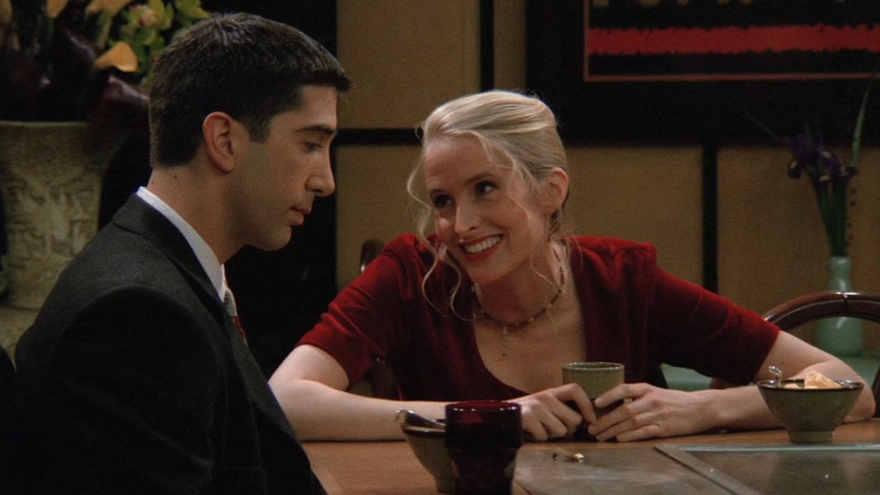 Jane Sibbett dans le rôle de Carol Willick regarde Ross, joué par David Schwimmer, pendant l'épisode 1 de la saison 1 de Friends "Celui avec les coeurs en bonbons."