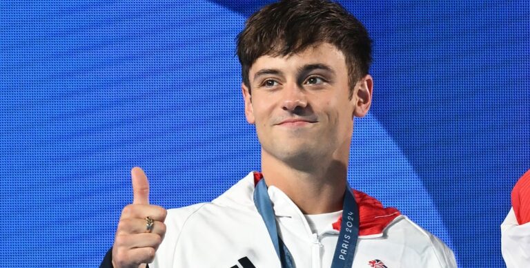 Le fils de Tom Daley s'invite dans une interview en direct de la BBC dans un moment mignon
