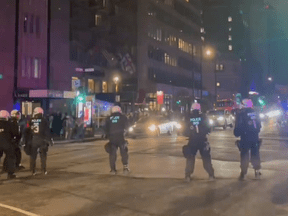 Affrontements entre la police et les manifestants après le démantèlement du campement de McGill