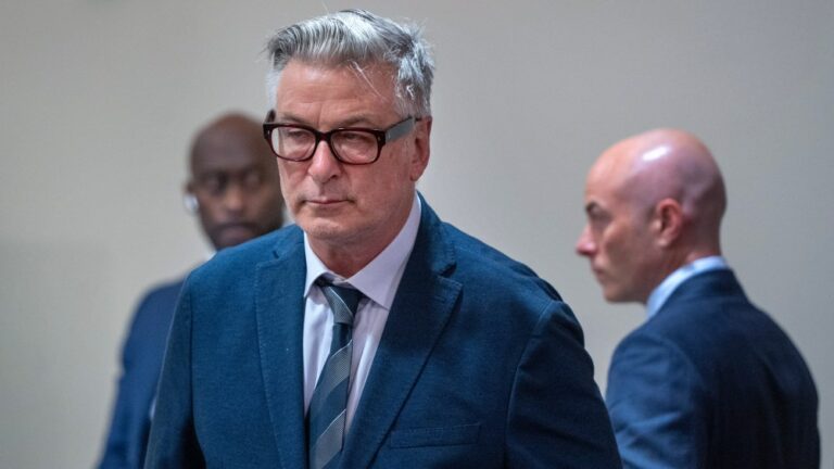 Alec Baldwin pourrait poursuivre les enquêteurs de « Rust » : « C'est une affaire claire et nette » Plus de Variety Les plus populaires À lire absolument Inscrivez-vous aux newsletters de Variety Plus de nos marques
	
	
