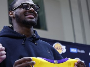 Bronny James #9 des Los Angeles Lakers pose pour une photo après une conférence de presse au UCLA Health Training Center le 02 juillet 2024 à El Segundo, Californie. Les Lakers ont sélectionné Bronny James et Dalton Knecht lors de la draft NBA 2024.