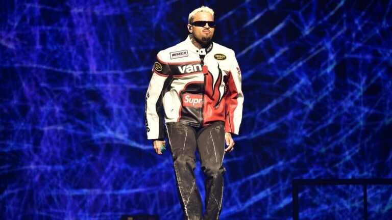 Chris Brown poursuivi pour 50 millions de dollars après l'agression présumée de quatre spectateurs dans les coulisses d'un concert au Texas
	
	
