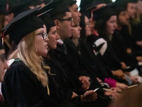 Les étudiants en droit de McGill, dont Beatrice Courchesne-Mackie, ont eu leur cérémonie de remise des diplômes sous la tente de convocation de l'Université McGill à Montréal, le 26 mai 2022.