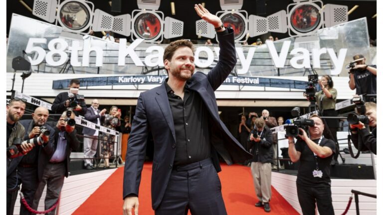 Daniel Brühl parle de la « difficulté » qu'il a eue avec Jude Law dans « Eden » de Ron Howard, de sa collaboration avec Ruben Östlund dans « Maniac » et de « Crazy as Hell » Tarantino : « Je ne veux pas être en sécurité » Plus de Variety Les plus populaires À lire absolument Inscrivez-vous aux newsletters de Variety Plus de nos marques
	
	
