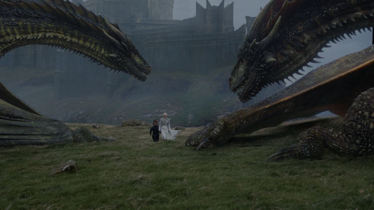 Daenerys et Tyrion marchant parmi deux dragons dans une image tirée de la saison 7 de Game of Thrones