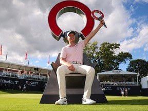 Cameron Davis d'Australie célèbre avec le trophée après avoir remporté la dernière manche du Rocket Mortgage Classic.