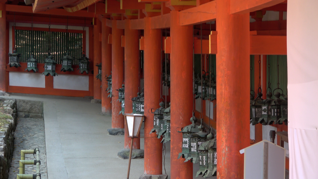 Sanctuaire Kasuga Taisha de la ville de Nara. Murs peints en rouge.