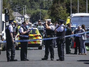 La police sécurise la zone, où un homme a été arrêté et un couteau a été saisi après qu'un certain nombre de personnes ont été blessées lors d'une agression au couteau, à Southport, Merseyside, Angleterre, le lundi 29 juillet 2024.