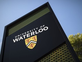 Des manifestants pro-palestiniens affirment avoir décidé de mettre fin à un campement de près de deux mois sur le campus de l'Université de Waterloo. Un panneau de l'Université de Waterloo est affiché à Waterloo, en Ontario, le 28 juin 2023.