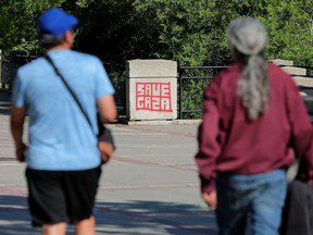 Des messages anti-israéliens peints à la bombe sur la promenade Victoria d’Edmonton