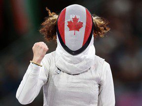 Eleanor Harvey remporte le bronze et la première médaille olympique d’escrime du Canada