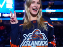 Les partisans des Canadiens pourraient avoir le cœur brisé en voyant leur petite chérie Eugenie Bouchard vêtue d'un maillot des Islanders. EUGENIE BOUCHARD/ INSTAGRAM