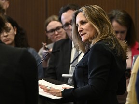 La vice-première ministre et ministre des Finances, Chrystia Freeland, et le premier ministre Justin Trudeau sont sous le feu des critiques pour avoir augmenté les dépenses