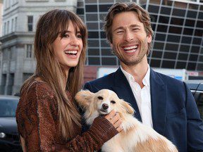 Glen Powell et Daisy Edgar-Jones parlent de « Twisters » et font l’éloge du chien de sauvetage Brisket