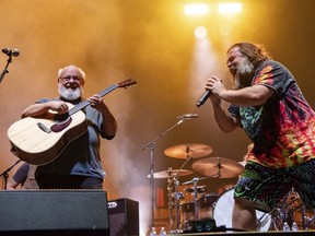 DOSSIER - Kyle Gass, à gauche, et Jack Black de Tenacious D se produisent au Louder Than Life Music Festival à Louisville, Kentucky, le 22 septembre 2022.