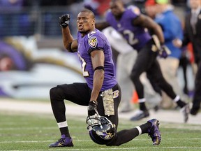 Sur cette photo d'archive du 10 novembre 2013, le receveur des Ravens de Baltimore Jacoby Jones applaudit pendant les prolongations d'un match de football américain de la NFL contre les Bengals de Cincinnati à Baltimore.