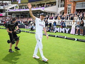 James Anderson, le grand joueur de cricket anglais, tire sa révérence avec une pinte