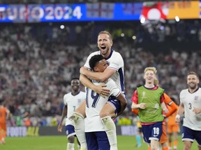 L'Anglais Harry Kane célèbre dans les bras de son coéquipier Ollie Watkins à la fin d'un match de demi-finale entre les Pays-Bas et l'Angleterre lors du tournoi de football Euro 2024 à Dortmund, en Allemagne, le mercredi 10 juillet 2024.