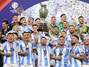 L'attaquant argentin n°10 Lionel Messi soulève le trophée alors qu'il célèbre sa victoire lors de la finale du tournoi de football Conmebol 2024 Copa America entre l'Argentine et la Colombie au Hard Rock Stadium, à Miami, en Floride, le 14 juillet 2024.