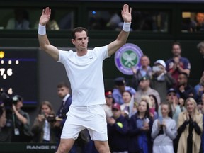 Le Britannique Andy Murray salue le public du Center Court