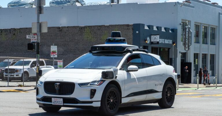 La police a arrêté une voiture Waymo qui roulait dans la voie opposée à Phoenix