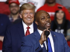 Le sénateur Tim Scott s'exprime devant Donald Trump