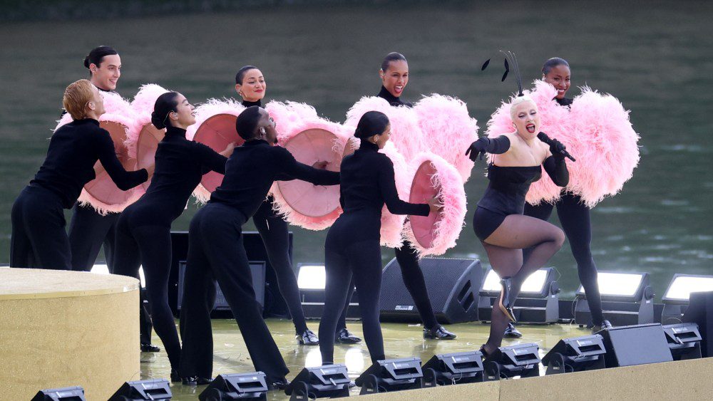 Lady Gaga donne le coup d'envoi des Jeux olympiques de Paris en jouant du piano et en chantant le long de la Seine Plus de Variety Les plus populaires À lire absolument Inscrivez-vous aux newsletters de Variety Plus de nos marques
	
	
