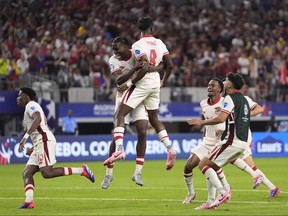 Le milieu de terrain canadien Ismael Kone (8) célèbre avec ses coéquipiers après avoir effectué le penalty gagnant lors d'un match de football en quart de finale de la Copa America contre le Venezuela à Arlington, au Texas, le vendredi 5 juillet 2024.